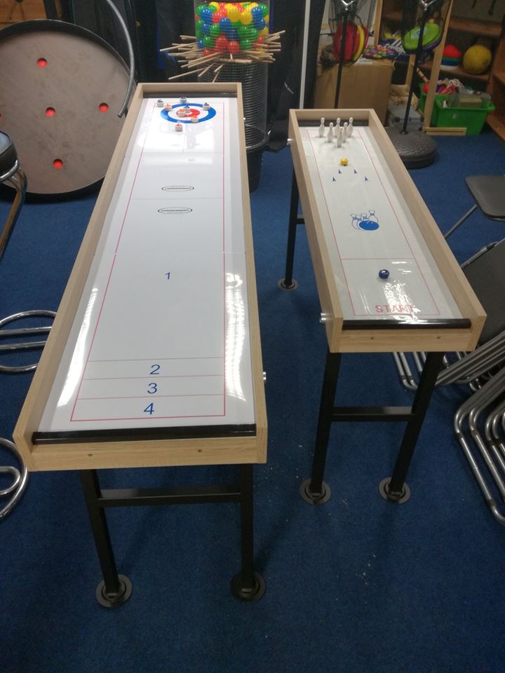 Shuffleboardy v provedení bowling a curling. Cena pronájmu jednoho stolu 500/den.